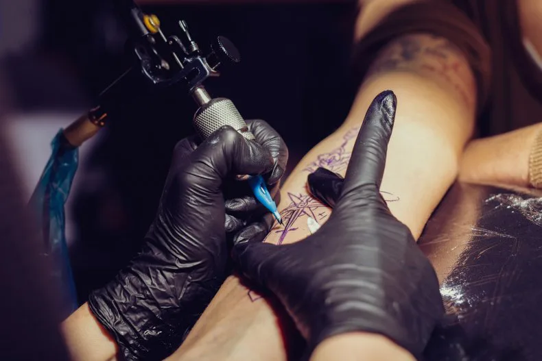 Pregătirea unei ședințe de tatuaj