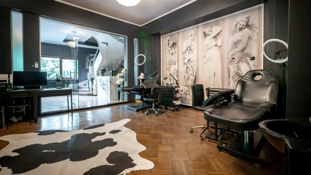 Student la cursul de tatuaje Badass Tattoo Academy