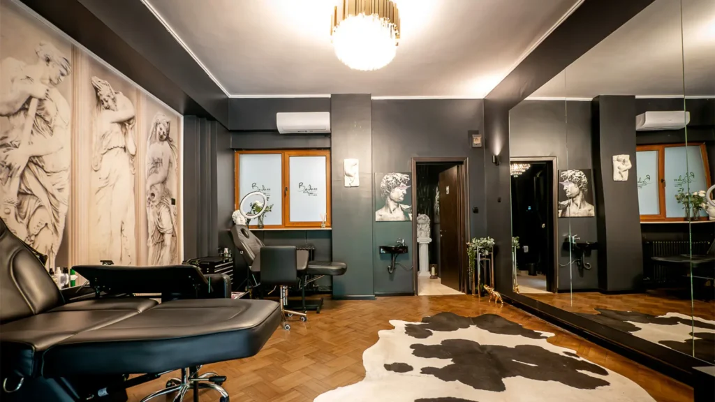 Student la cursul de tatuaje Badass Tattoo Academy