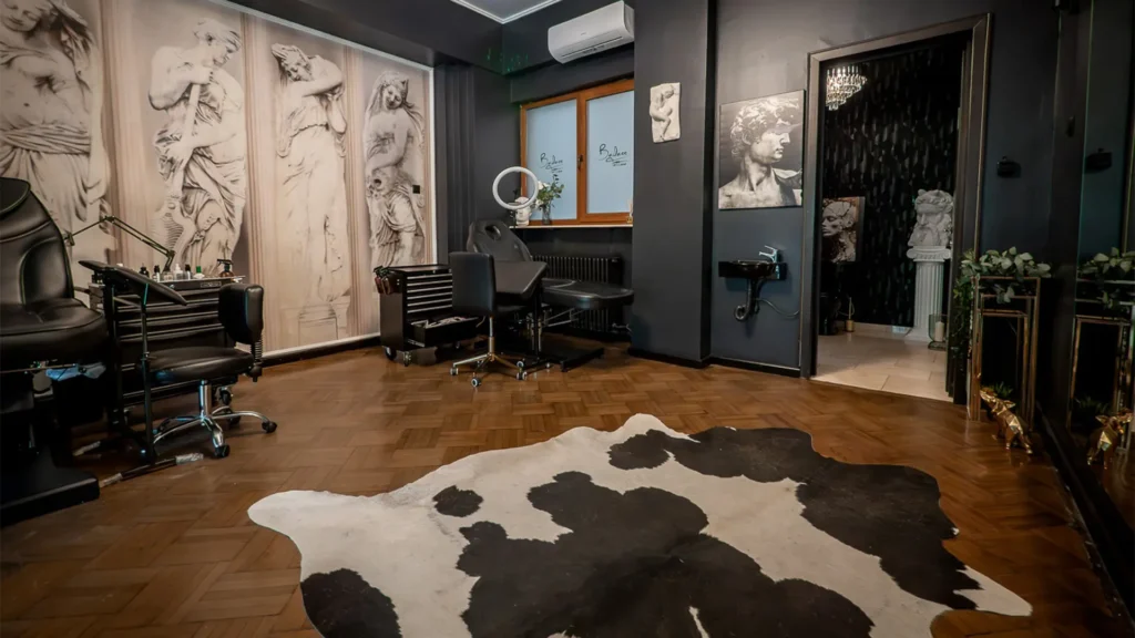 Student la cursul de tatuaje Badass Tattoo Academy