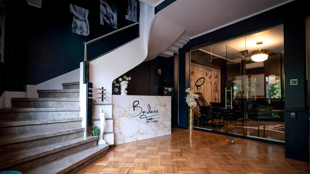 Student la cursul de tatuaje Badass Tattoo Academy
